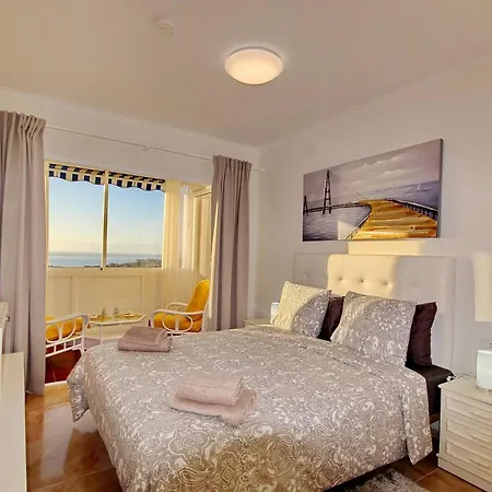 Cozy Townhouse With Ocean Views In * 아데제