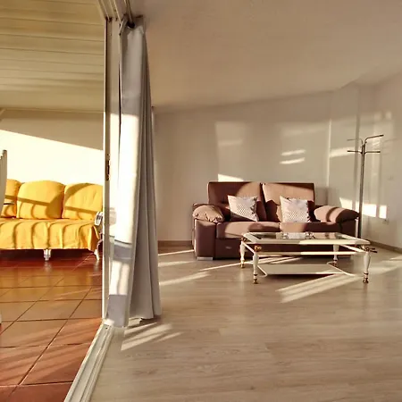 Cozy Townhouse With Ocean Views In 아데제
