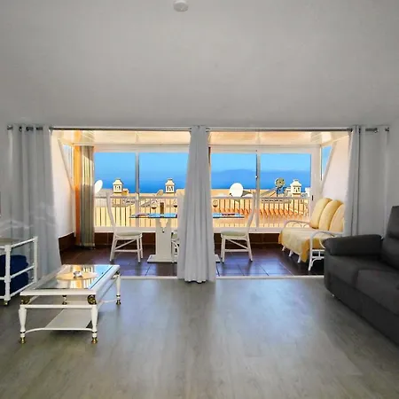 Cozy Townhouse With Ocean Views In * 아데제